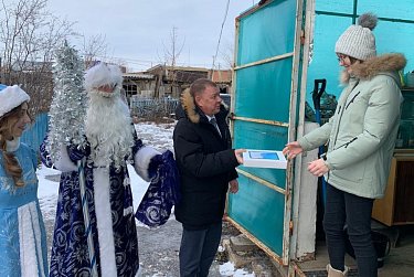 Поддерживать новогодние традиции